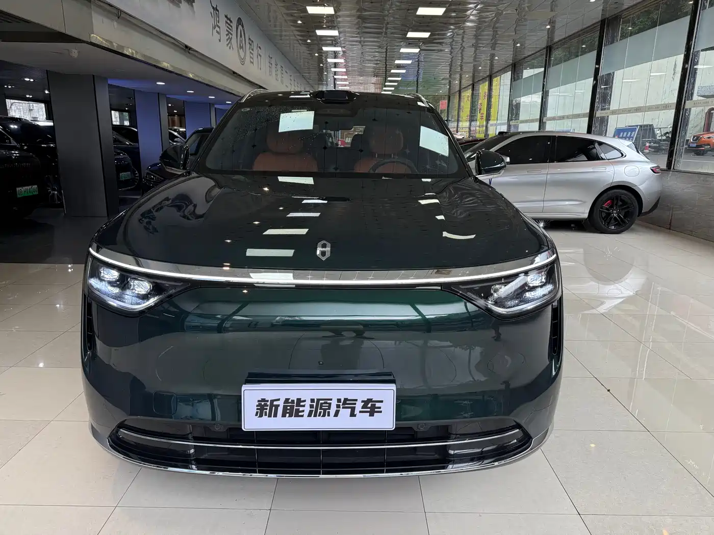 AITO Wenjie AITO M8 2025 Extended Range Ultra 53.4kWh 6-Seater фото 2