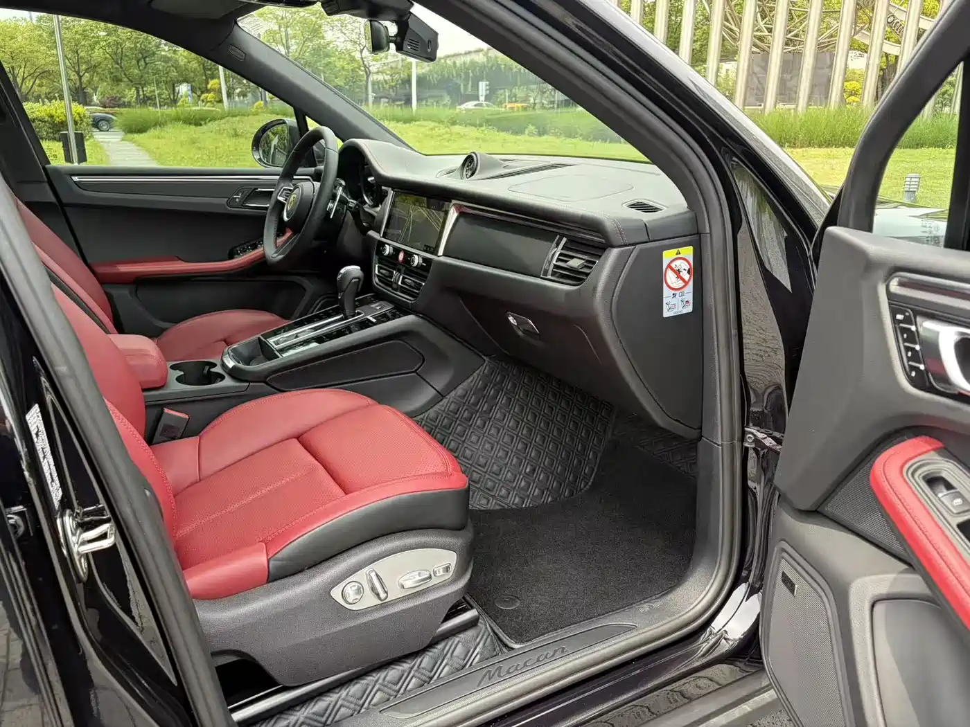 PORSCHE MACAN