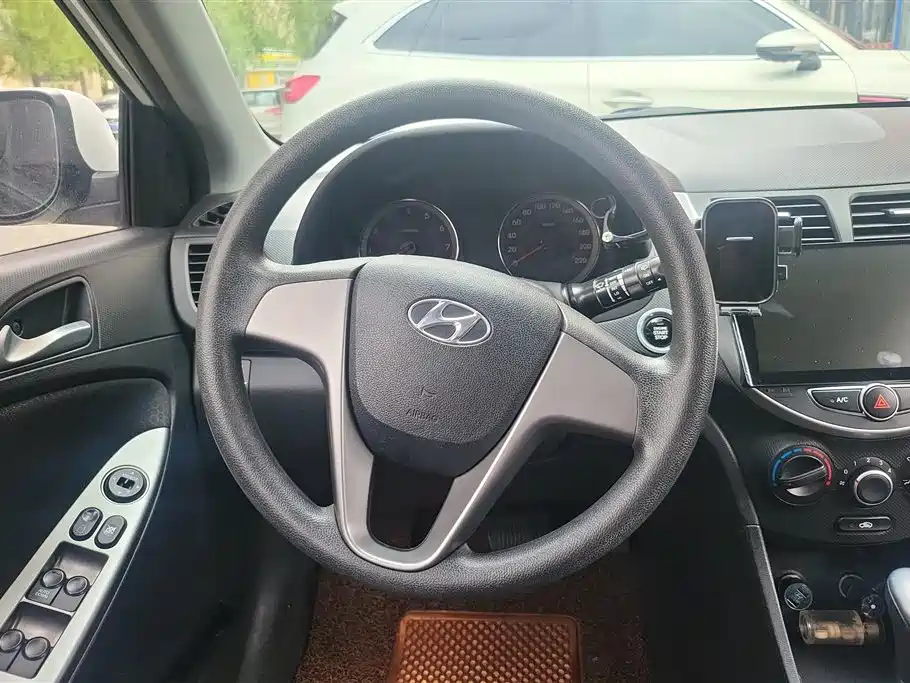 Hyundai Reina 2014 Model 1.4L Automatic GLX фото 15
