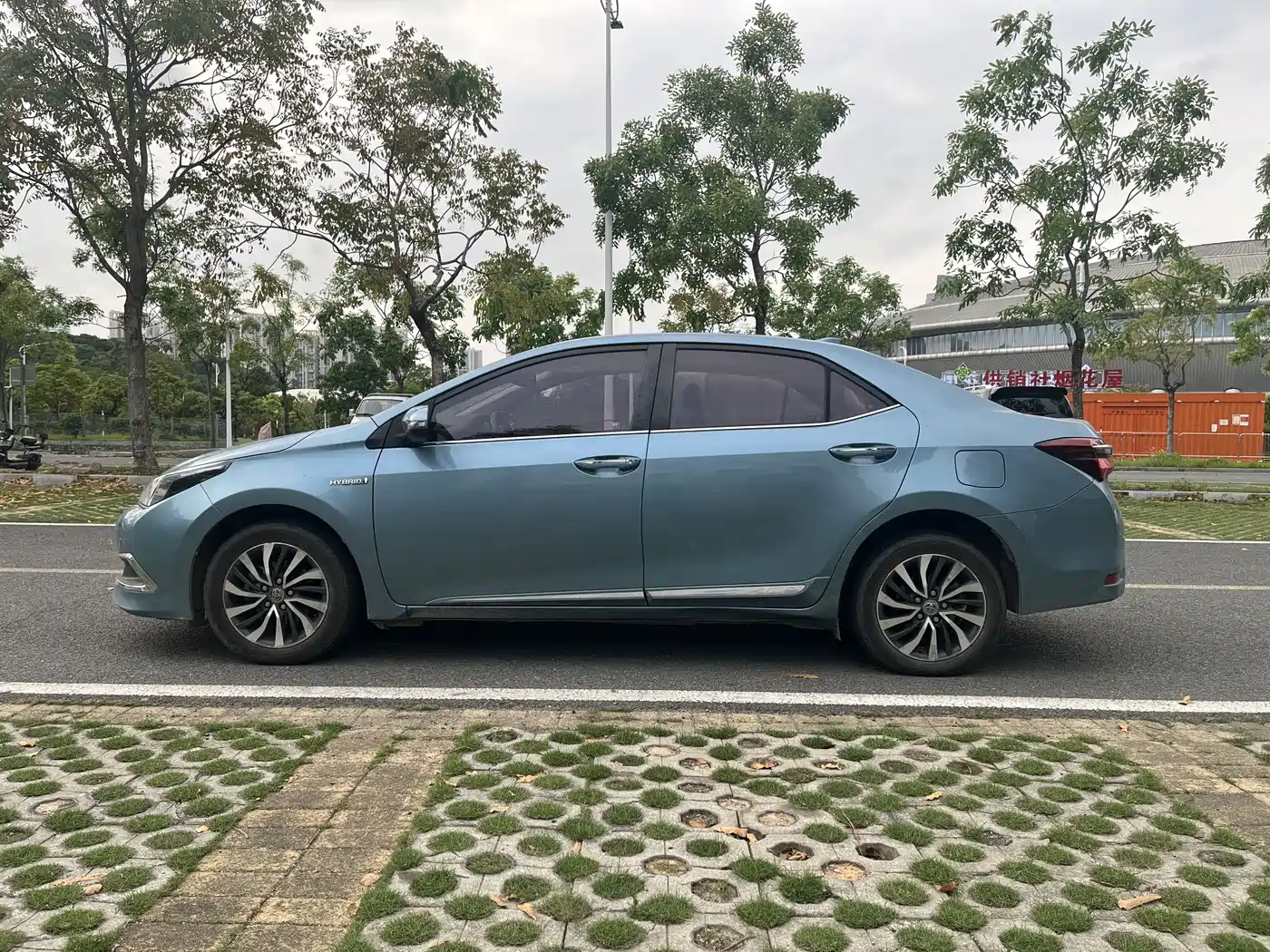 Toyota Corolla 2016 Dual Hybrid 1.8L E-CVT Elite Edition фото 10