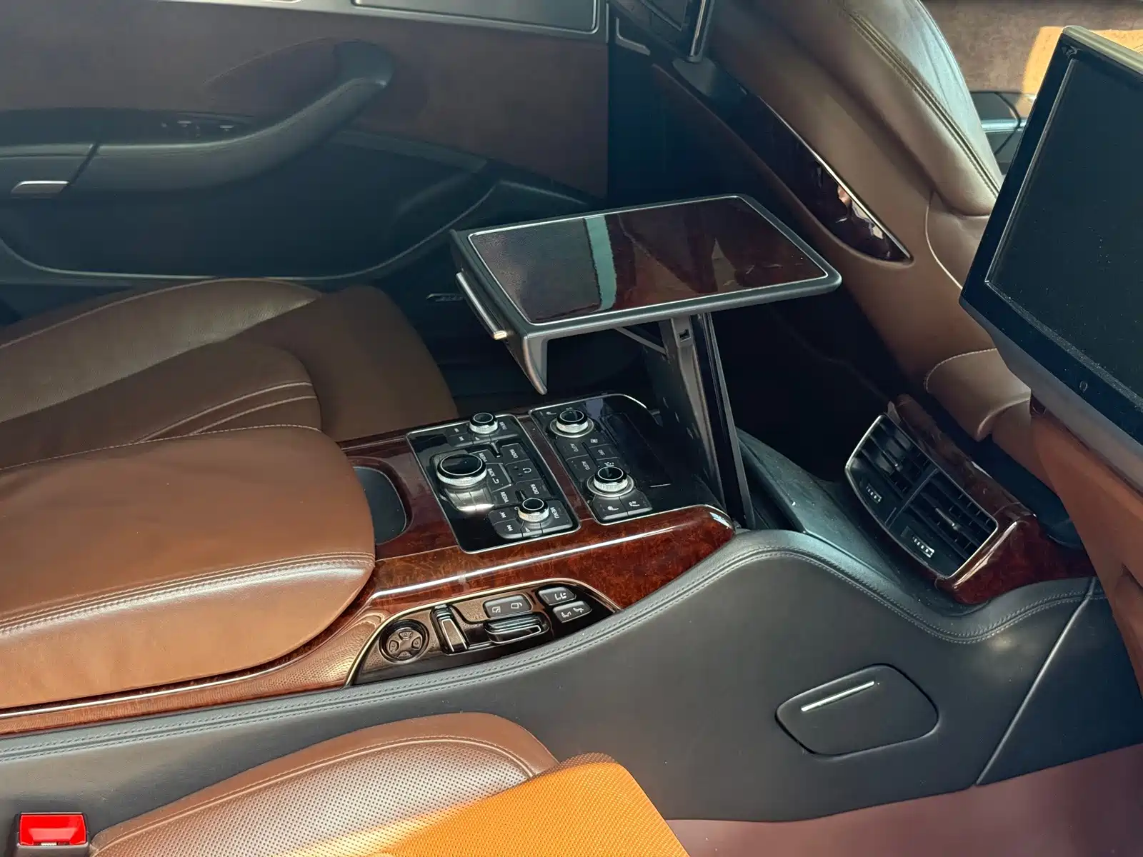 Фото 10 - Audi A8
