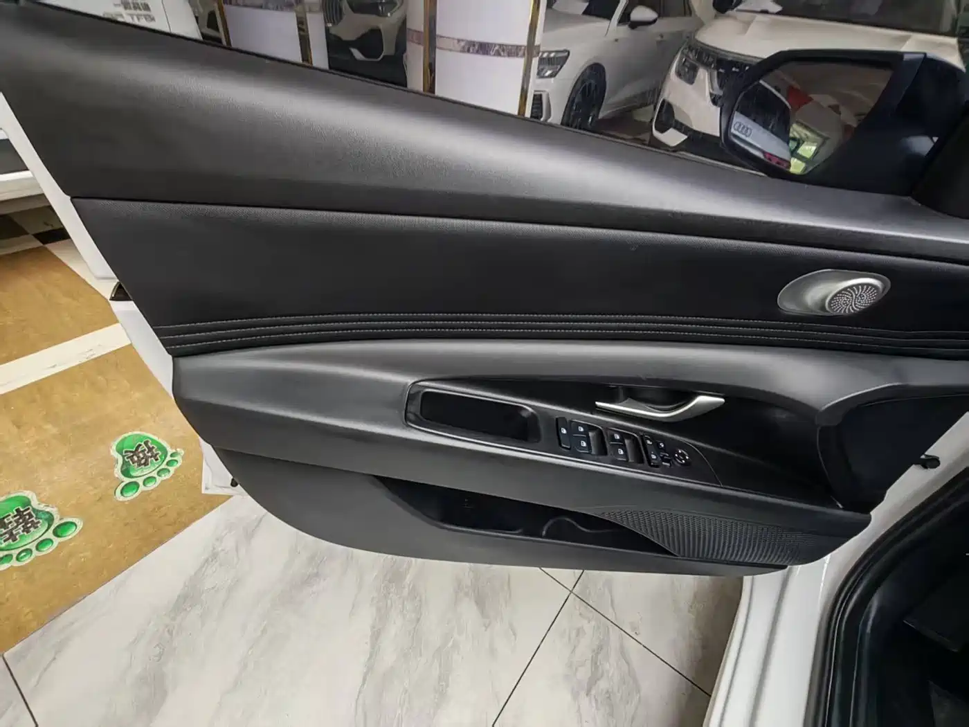 Hyundai Elantra 2022 1.5L CVT LUX Premium Edition фото 14