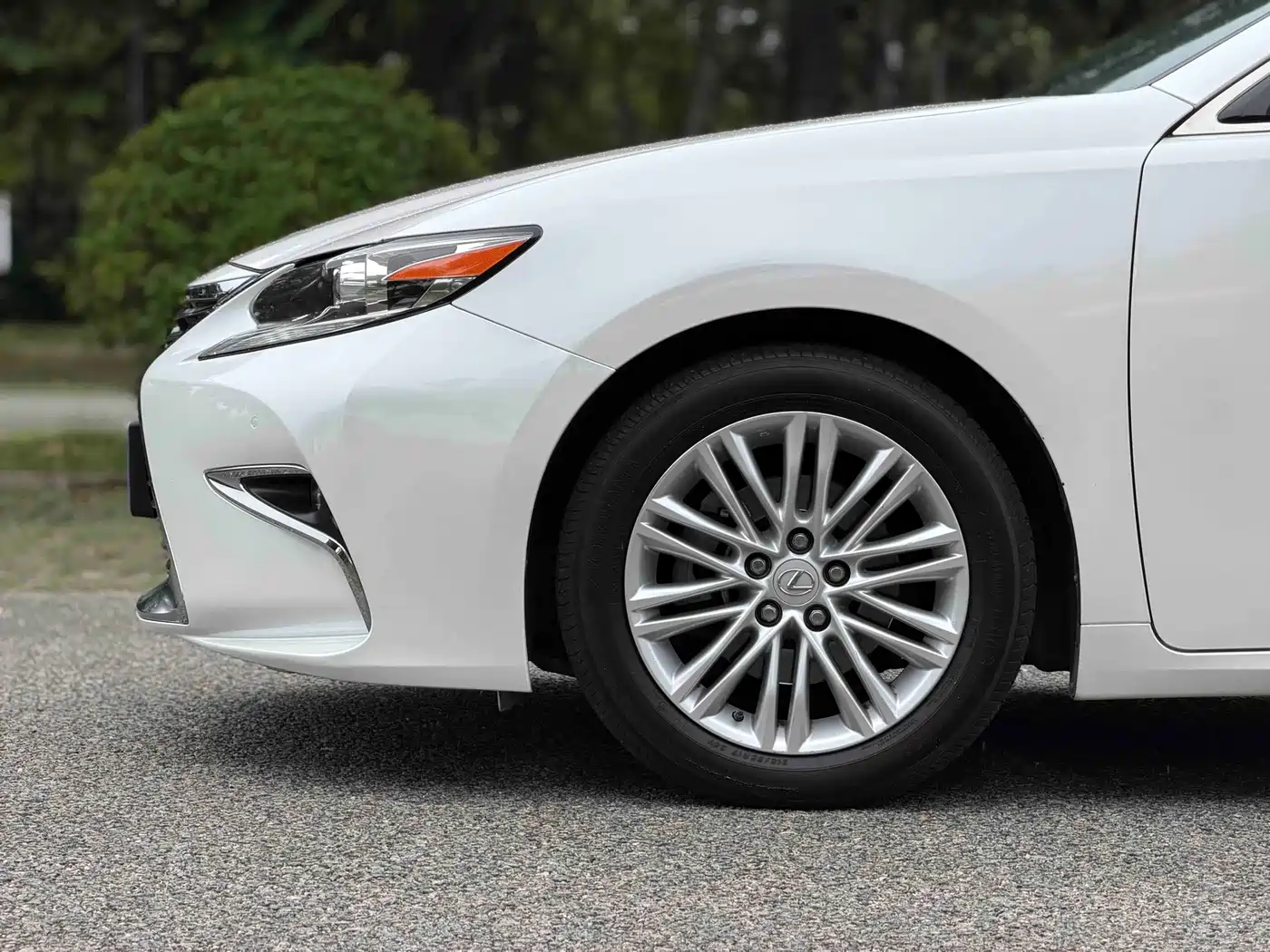 Photo 4 - Lexus ES