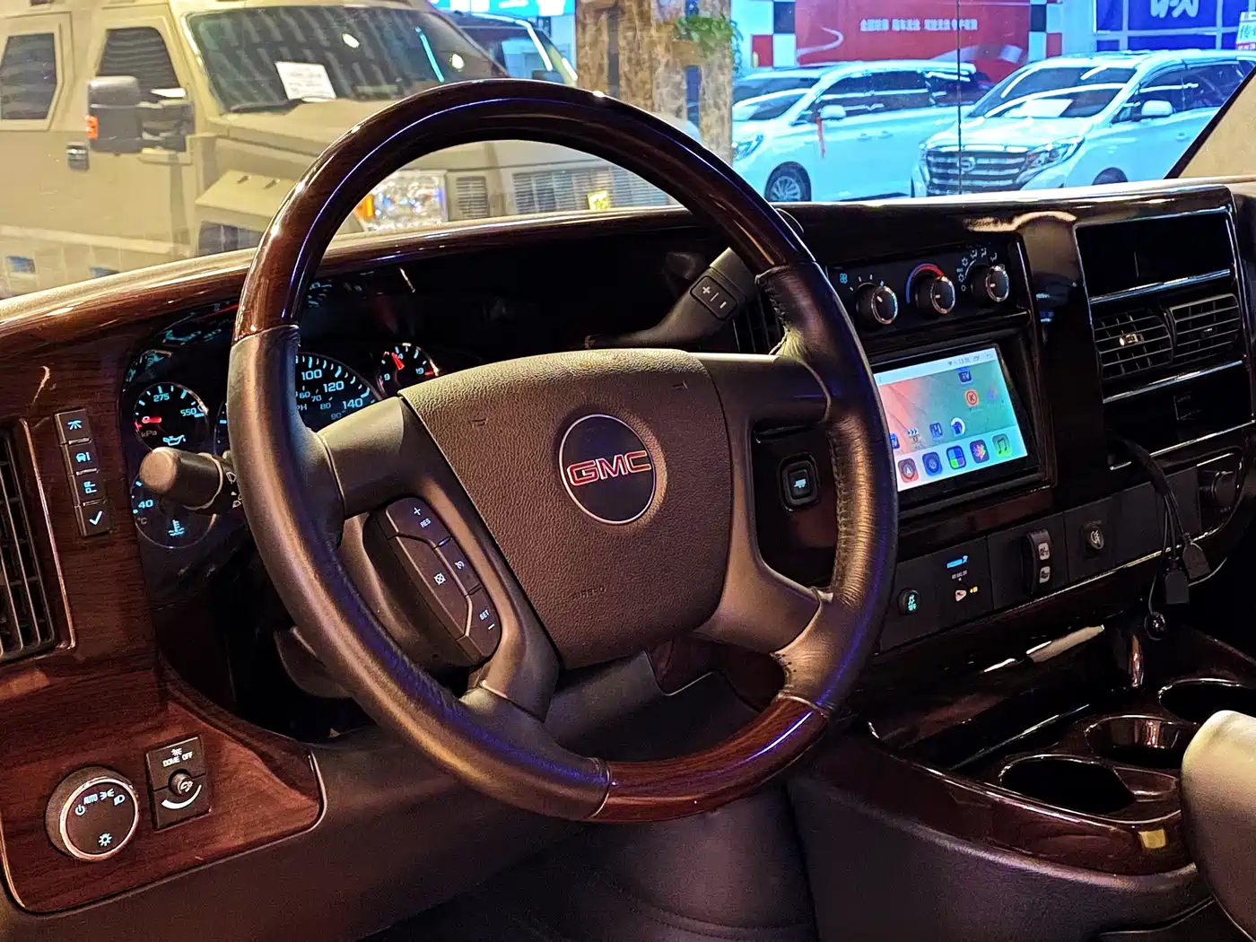 GMC Savana 2015 6.0L G600L Elegance Edition фото 25