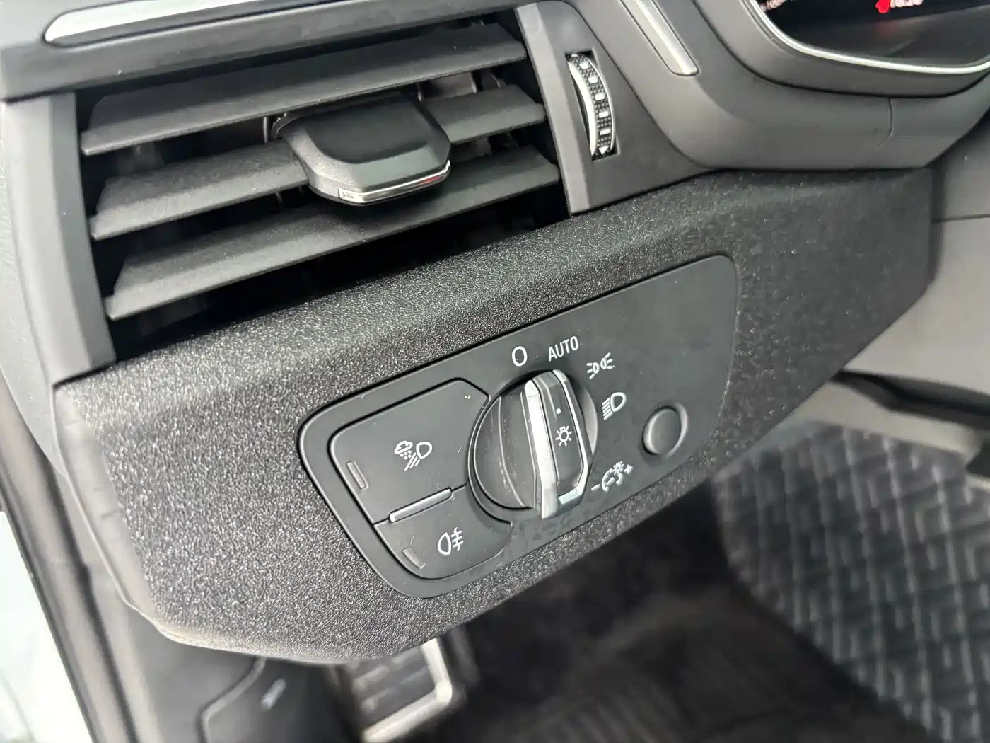 Фото 15 - Audi A4L