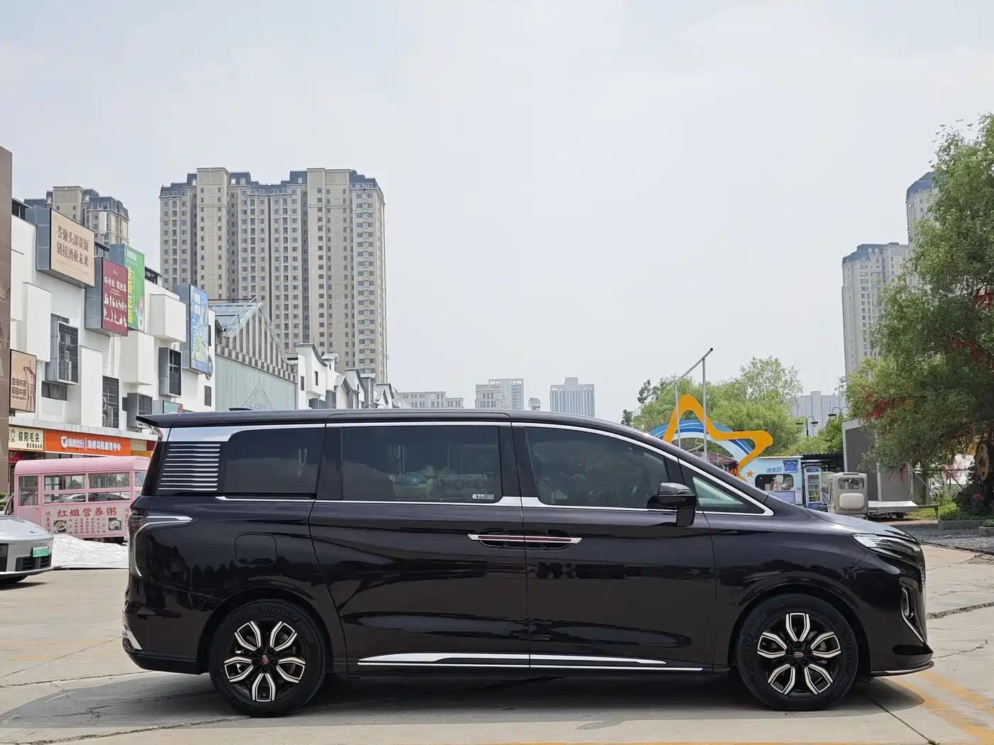 Hongqi HQ9 2023 2.0T Smart Connect Flag Enjoy Edition фото 16