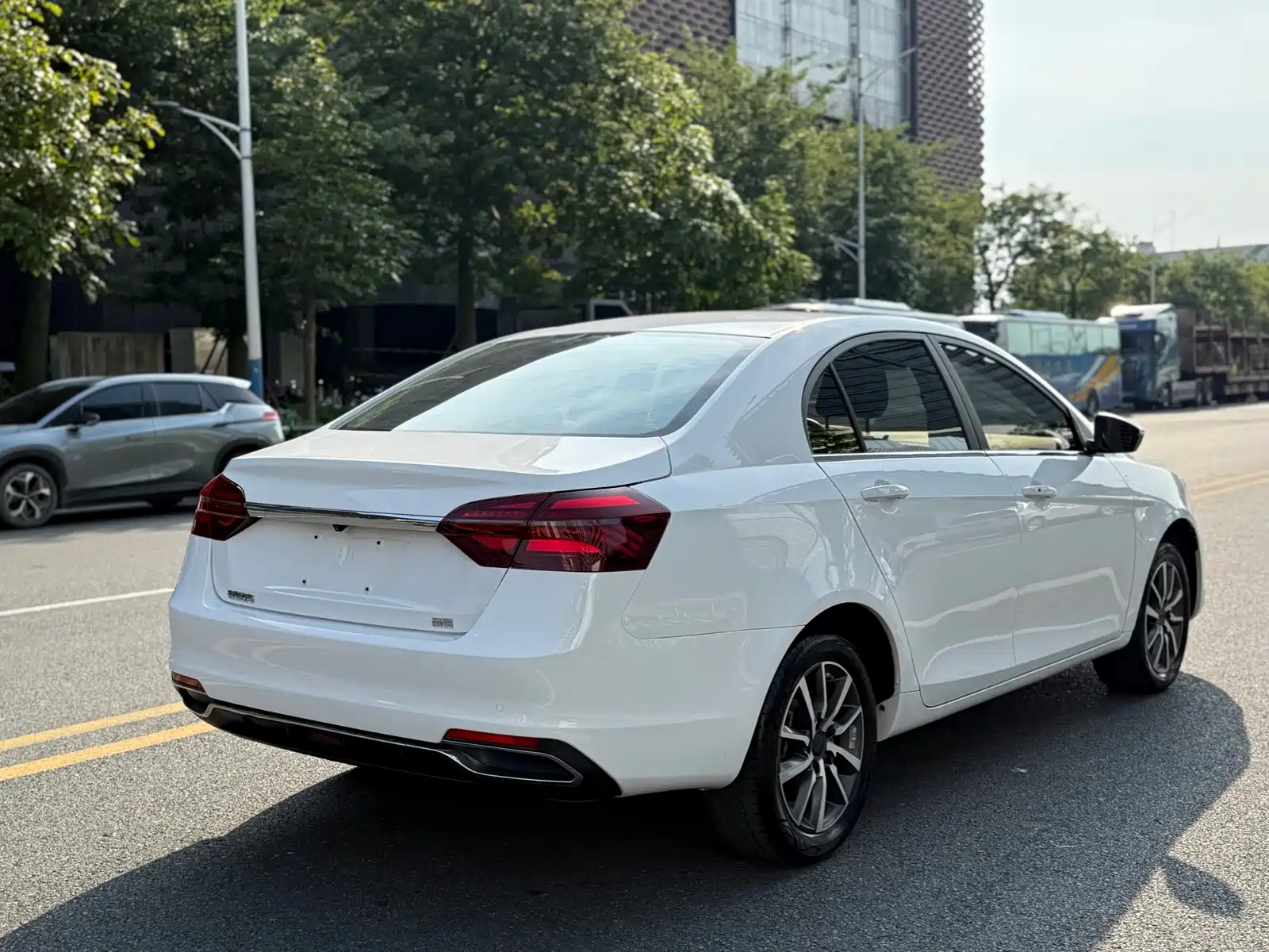 Фото 4 - Geely Emgrand
