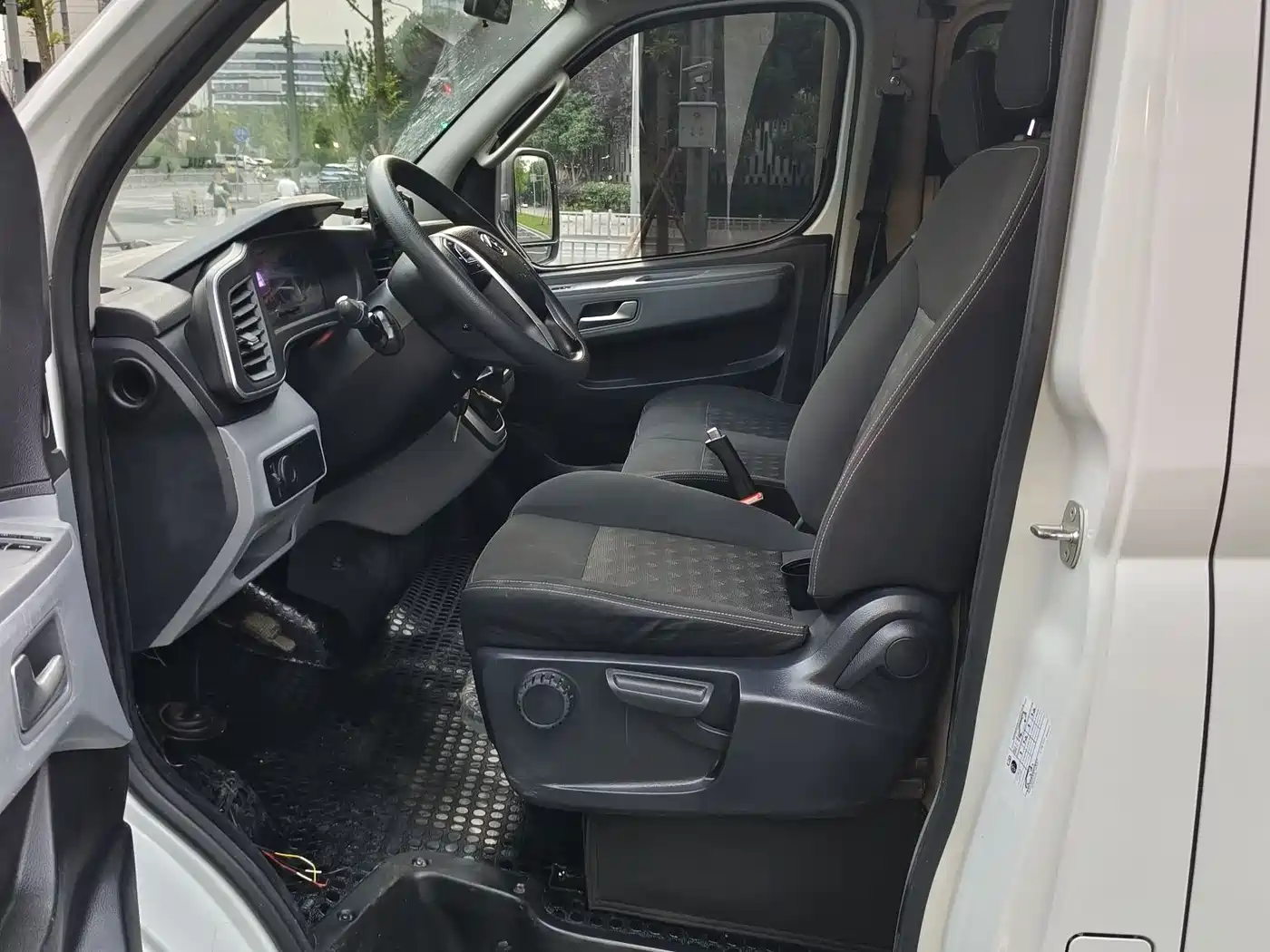 SAIC Maxus Xintu V80 2024 Aoyun 6AMT Long Wheelbase Medium Roof 147Ps 6/7/8/9-seater фото 5