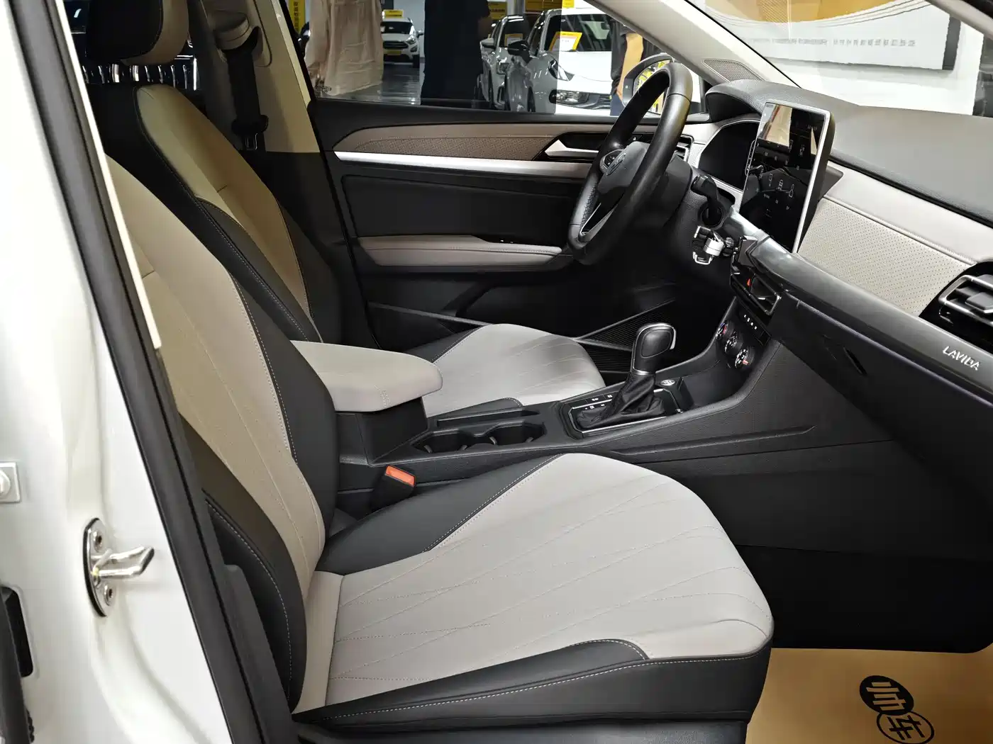 Volkswagen Lavida 2023 1.5L Auto Five Million Edition фото 13