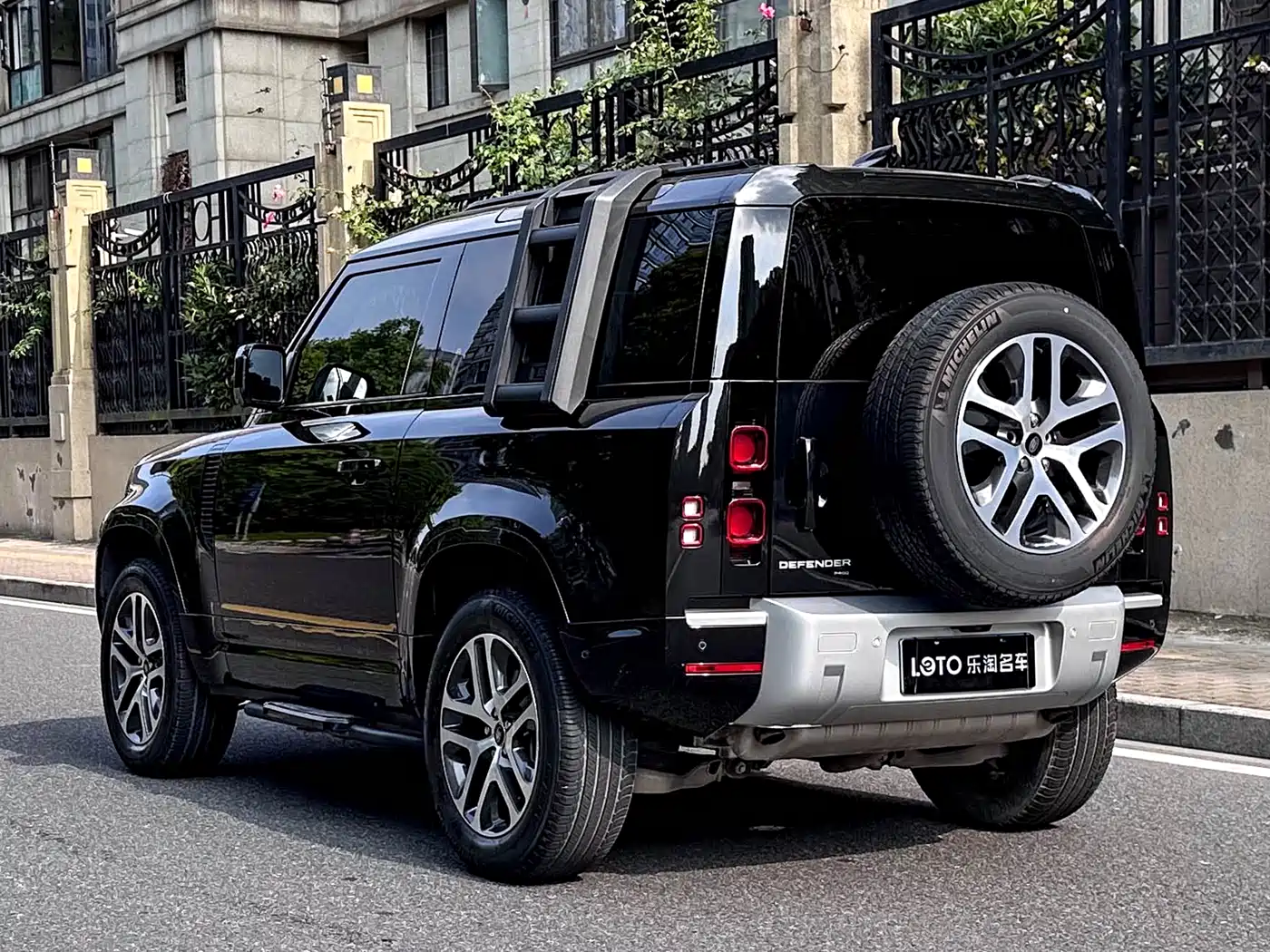 Land Rover Defender 2023 Facelift 90 3.0T P400 XS фото 4