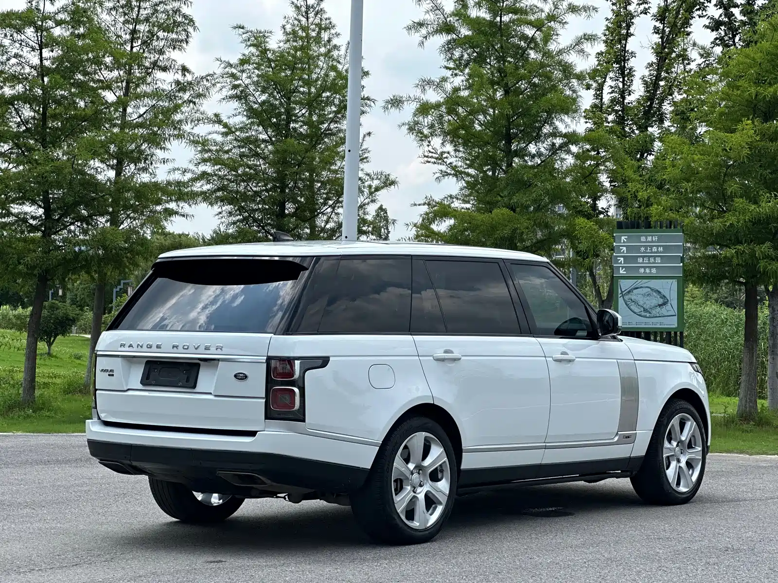 Photo 6 - Land Rover Range Rover