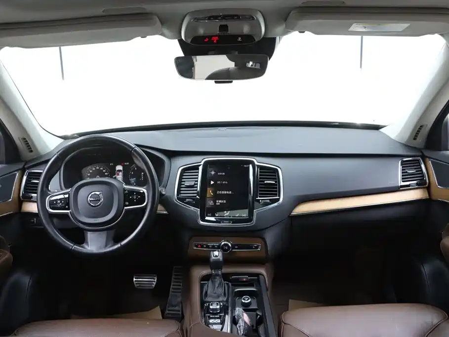 Фото 21 - Volvo XC90