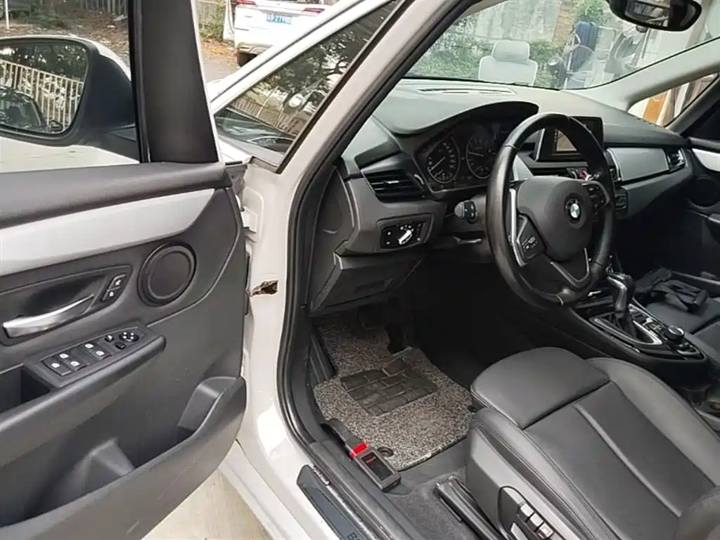BMW 2 Series Touring 2016 220i Leading Model фото 16
