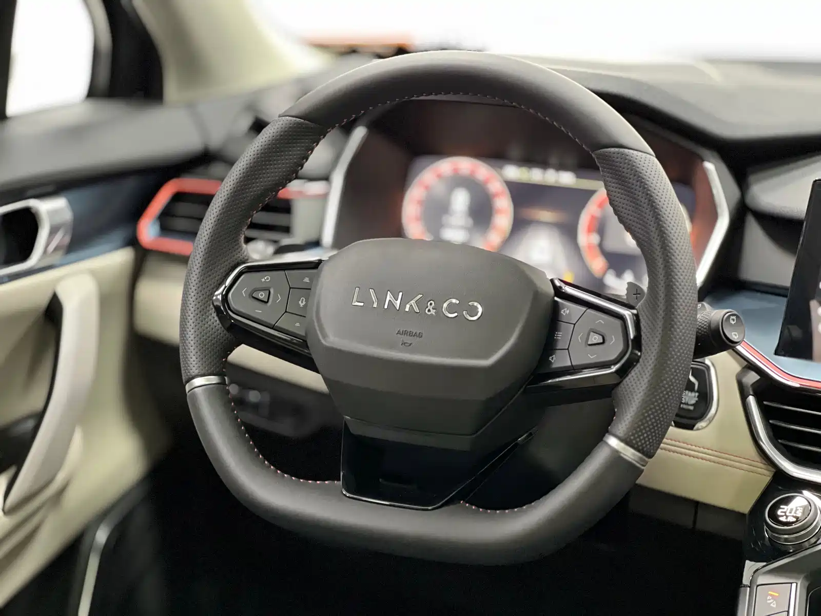 Фото 9 - Lynk & Co 06