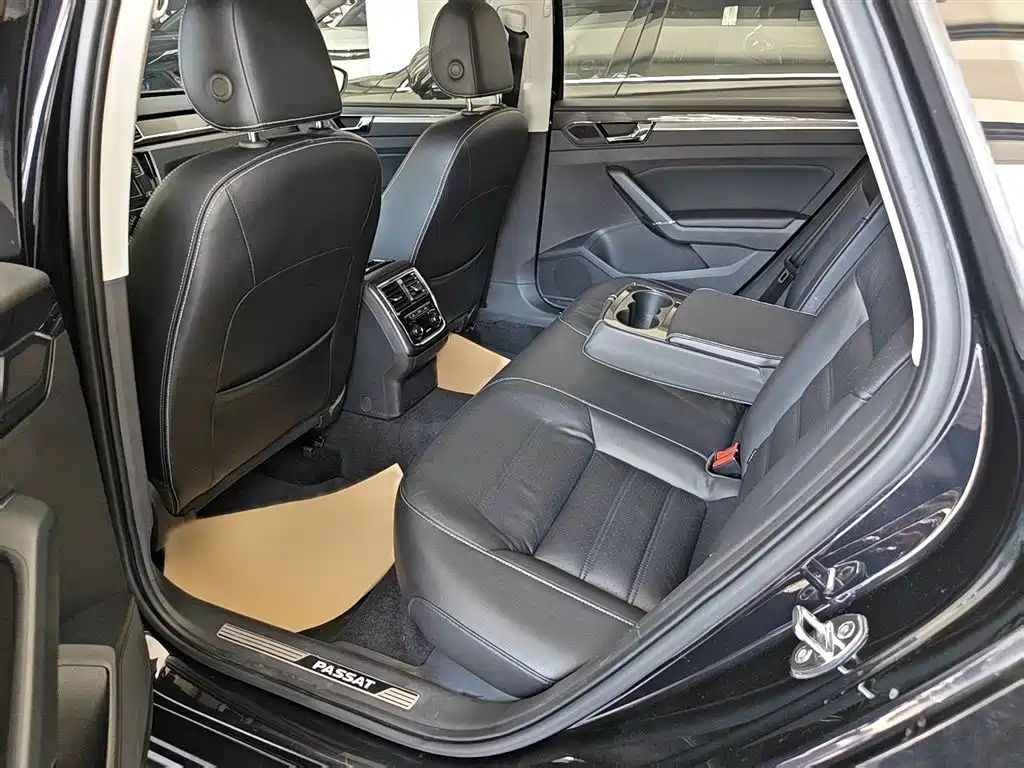 Volkswagen Passat 2016 330TSI DSG Executive Edition фото 16