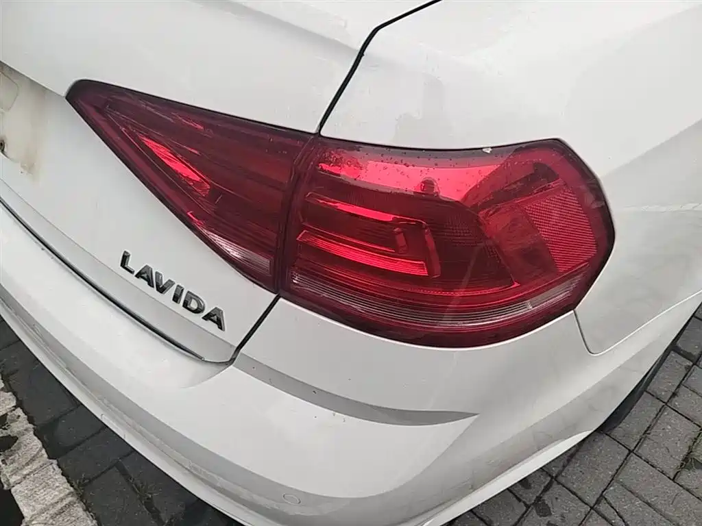 Volkswagen Lavida 2017 1.6L Automatic Comfort Edition фото 8