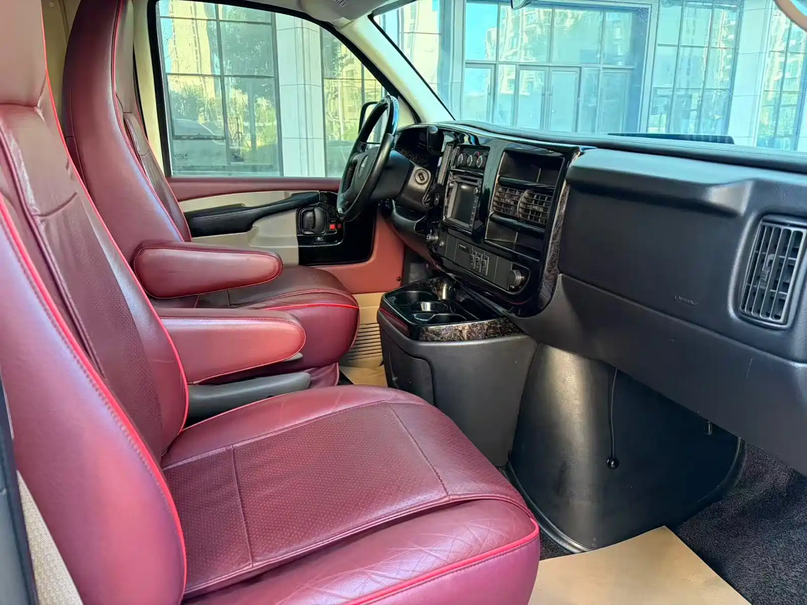 Photo 11 - GMC Savana