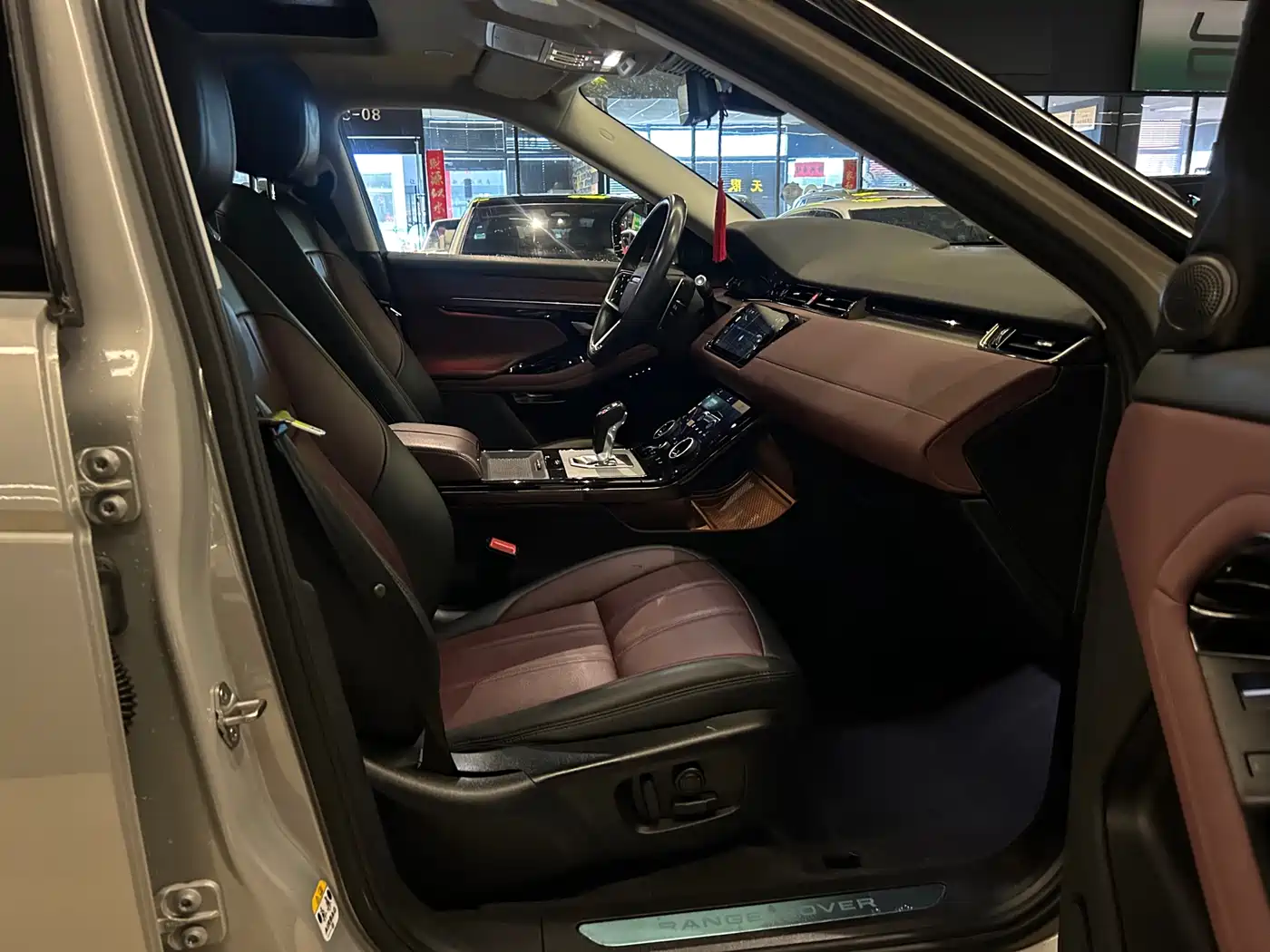 Land Rover Range Rover Evoque 2022 Range Rover Evoque L 200PS R-Dynamic Standard Elite Edition фото 6