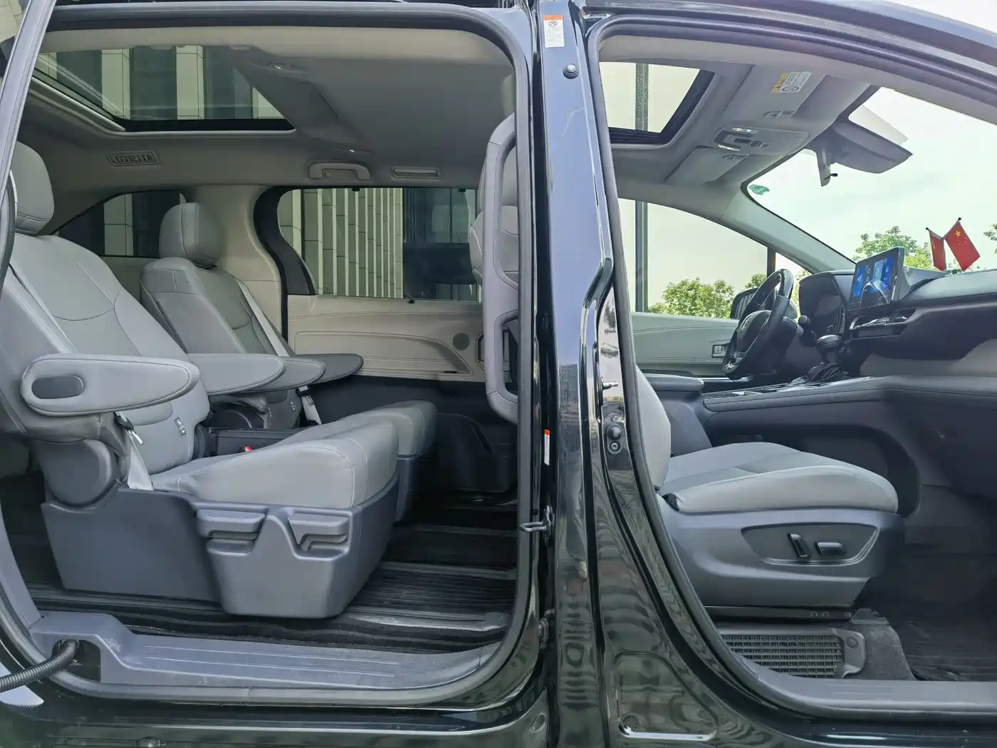 Toyota Granvia 2023 2.5L Hybrid Luxury Edition фото 16