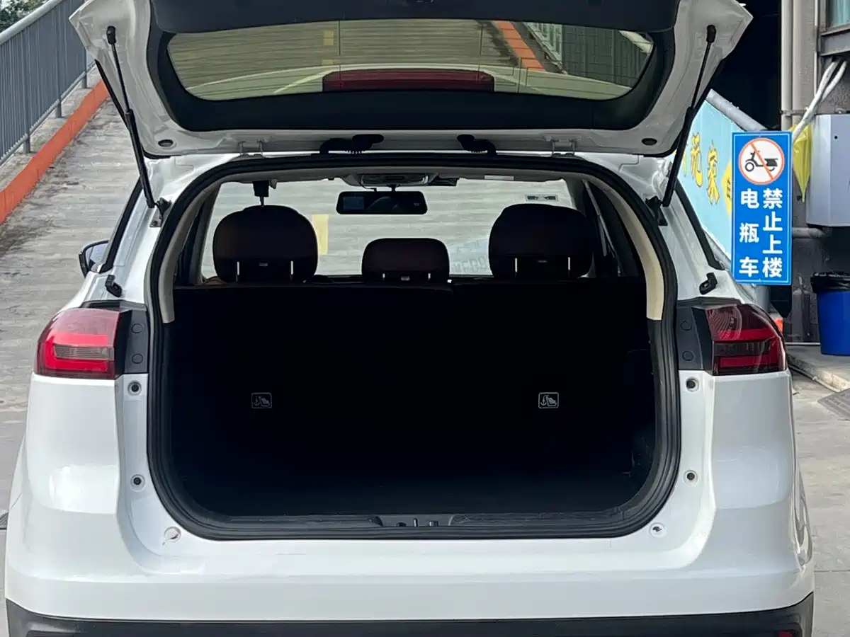 Photo 5 - Geely Atlas