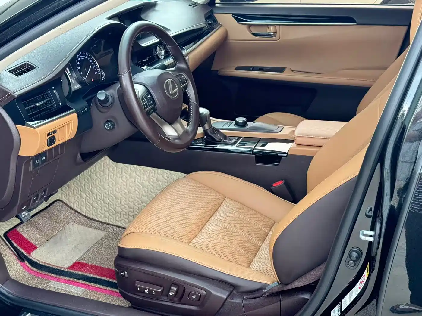 Photo 5 - Lexus ES