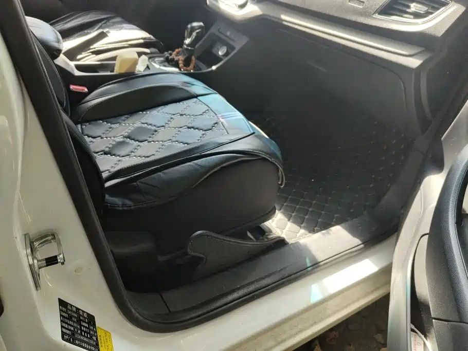 Фото 8 - Roewe 360