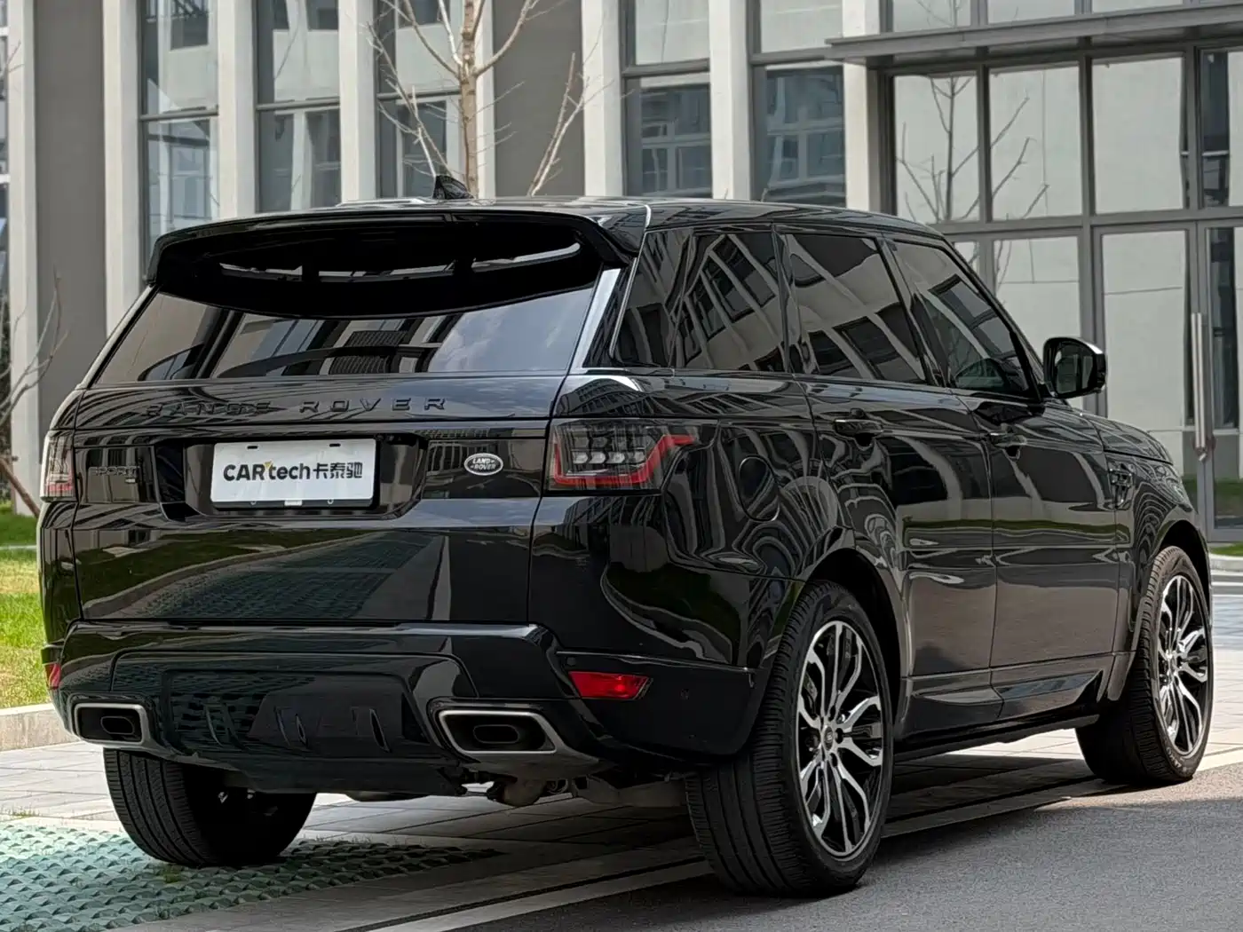 Land Rover Range Rover Sport 2022 3.0 L6 Gloss Black Edition фото 3