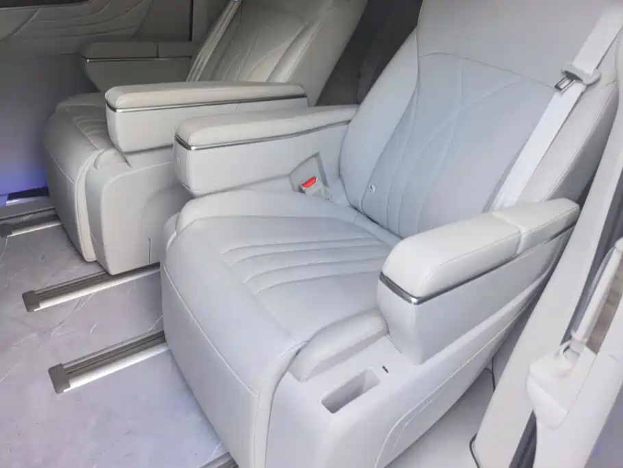 Roewe iMAX8 EV 2024 2025 1.5T DMH Land Luxury Edition