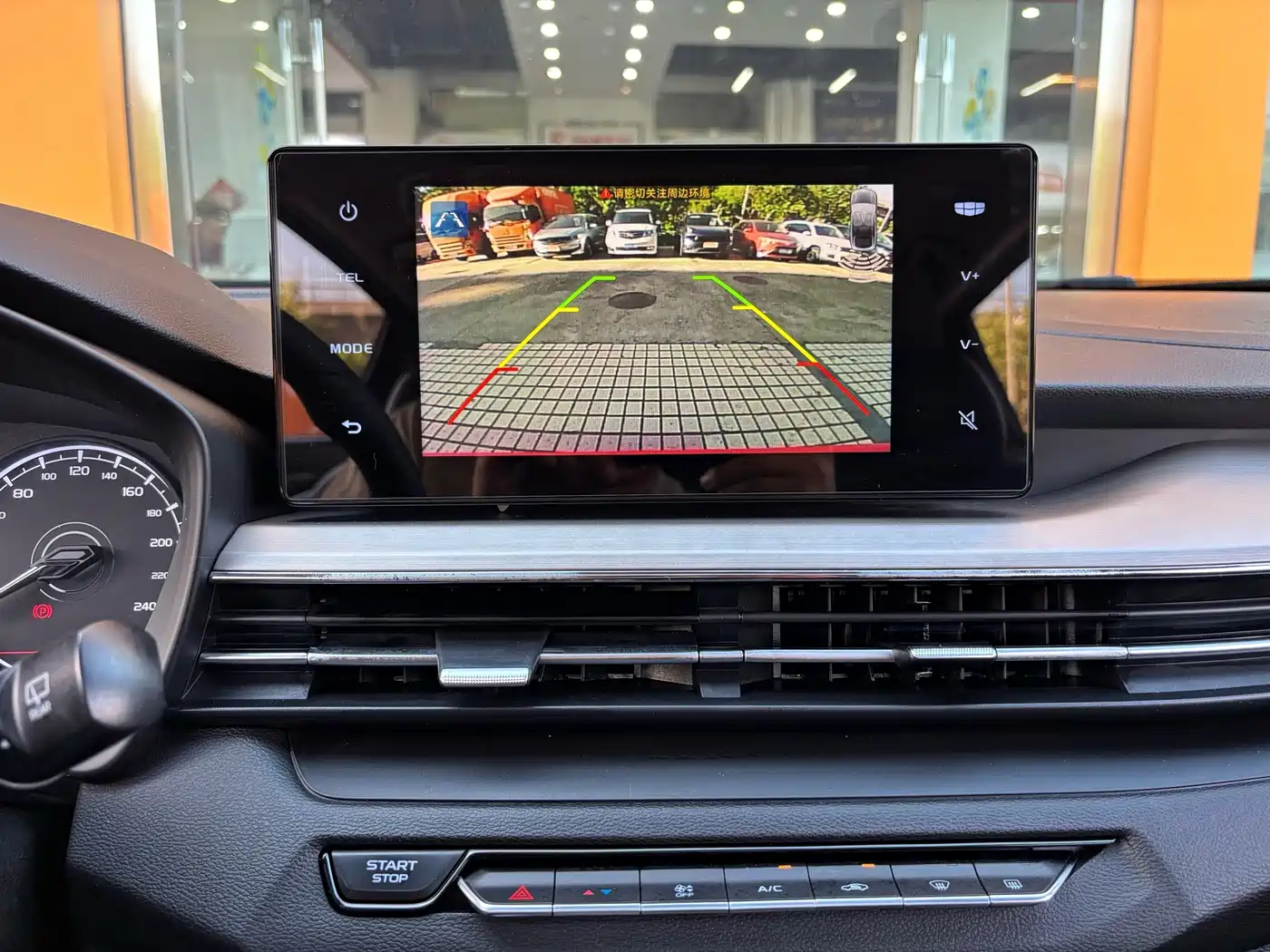 Фото 22 - Geely Vision X3