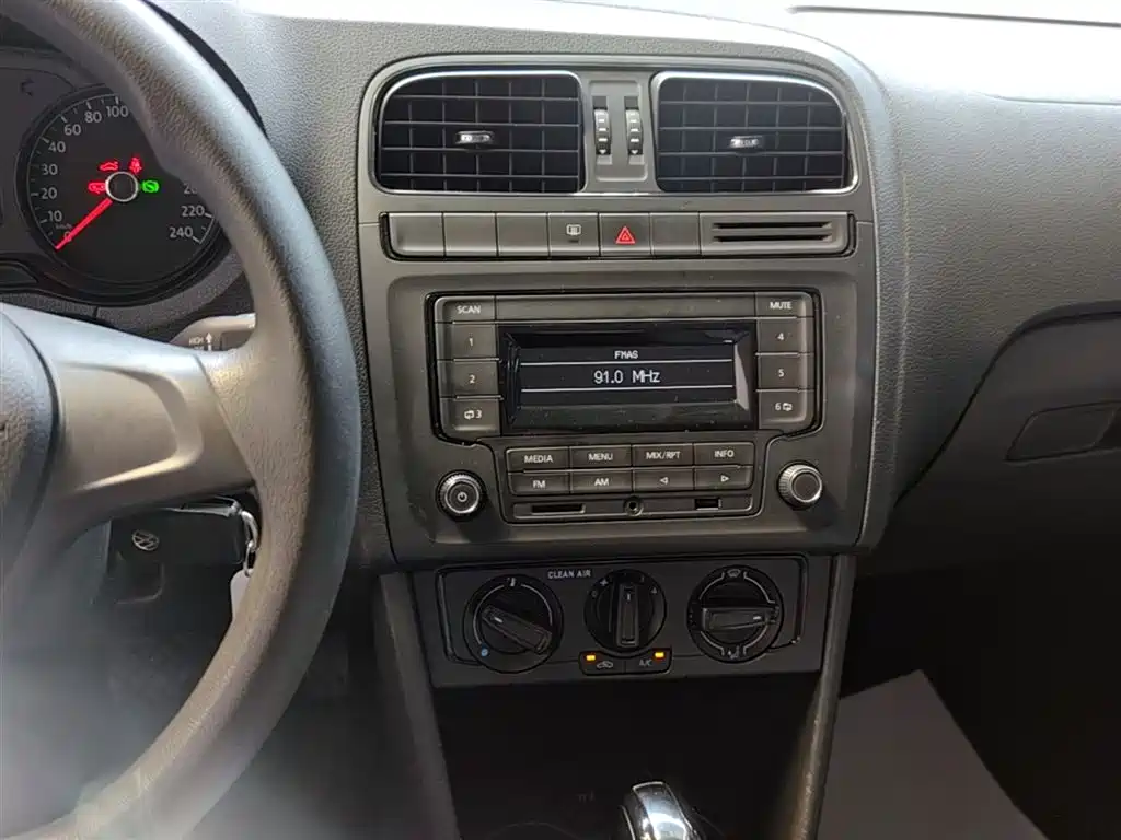 Volkswagen Polo 2016 1.4L Automatic Trend фото 13