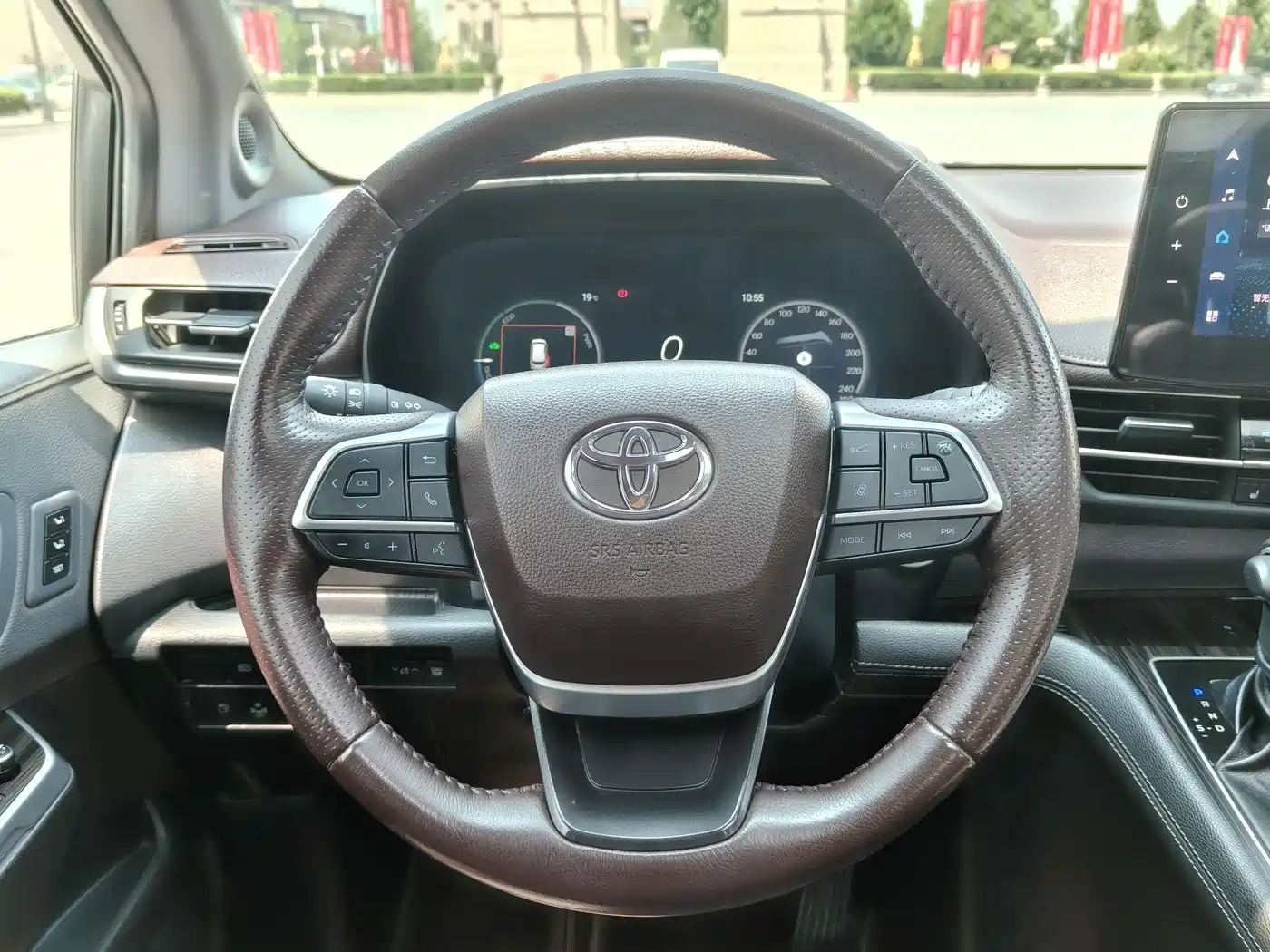 Toyota Sienna 2023 2.5L Hybrid Platinum Edition фото 16