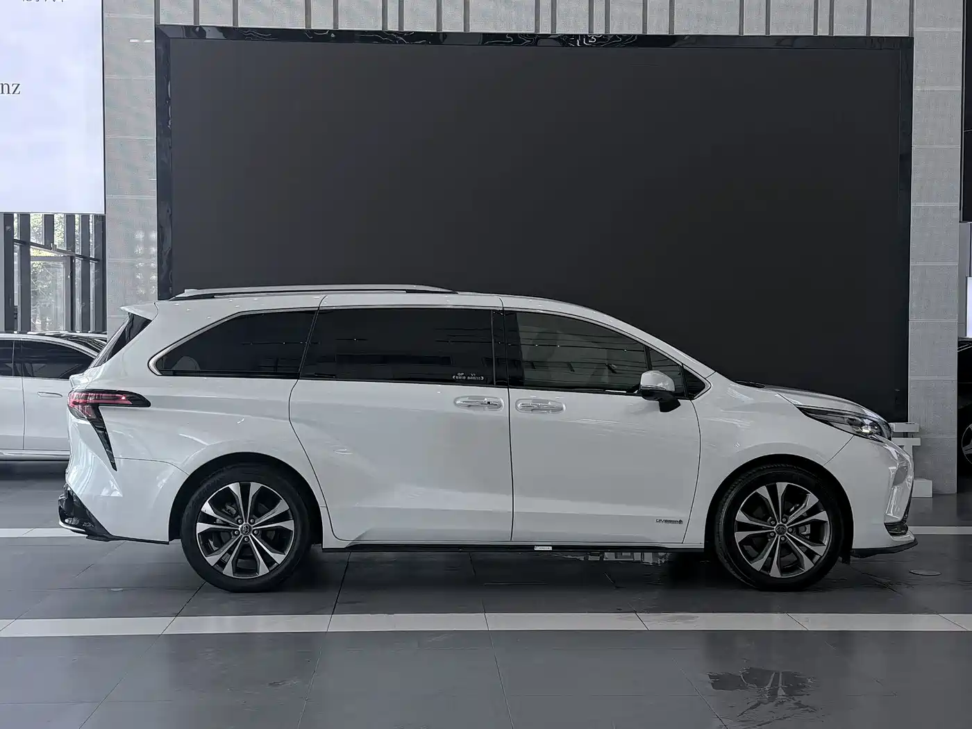 Photo 3 - Toyota Granvia