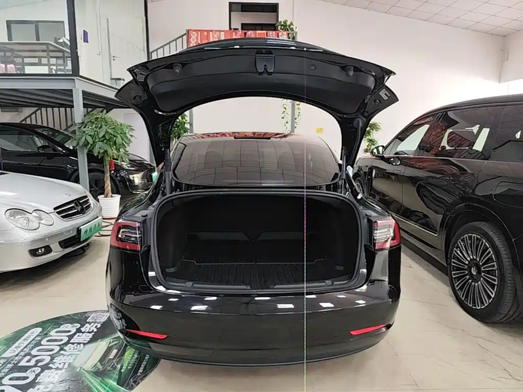 Фото 19 - Tesla Model 3