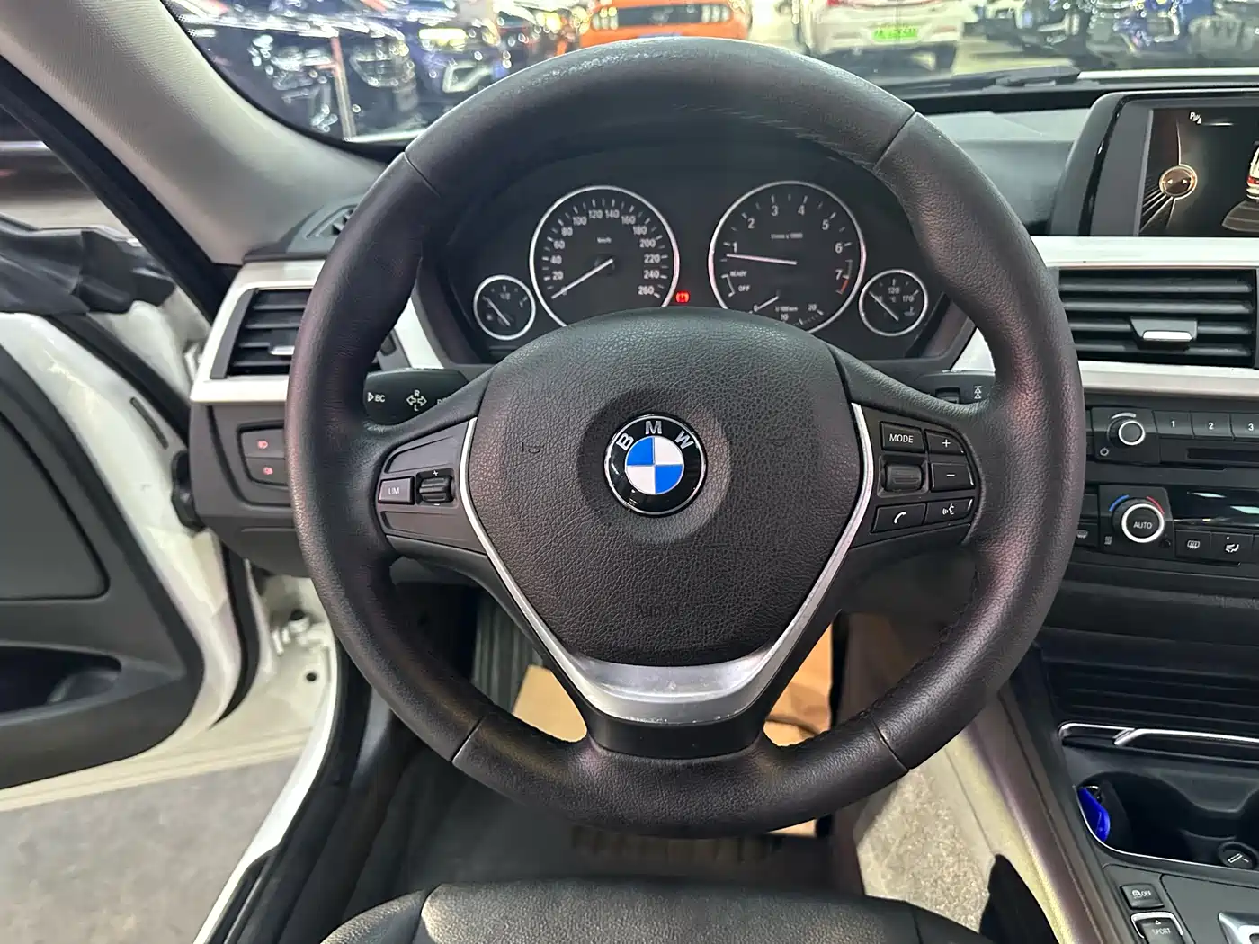 BMW 3 Series GT 2013 Model 320i Leading фото 13