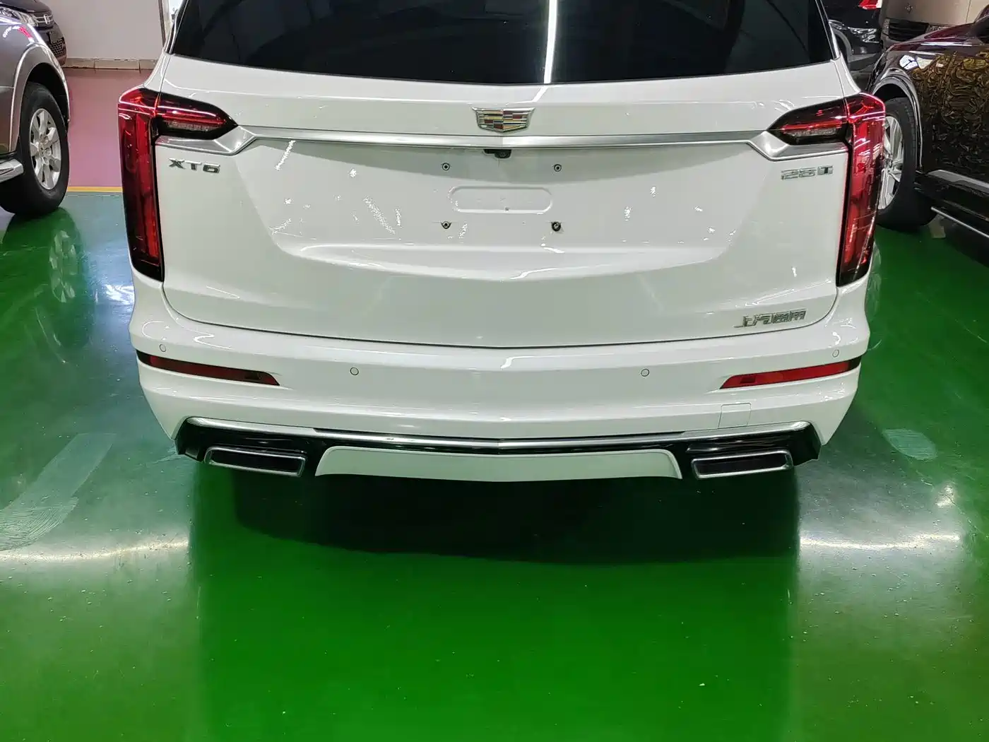 Photo 4 - Cadillac XT6