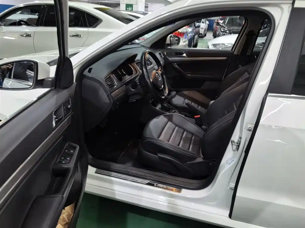 Volkswagen Lavida 2017 1.6L Automatic Comfort Edition фото 16