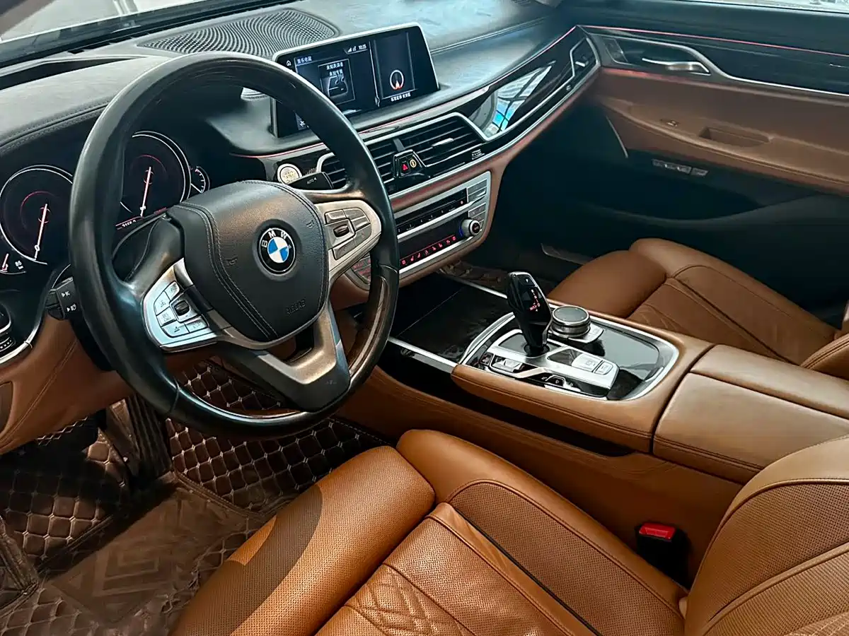 Фото 10 - BMW 7 Series