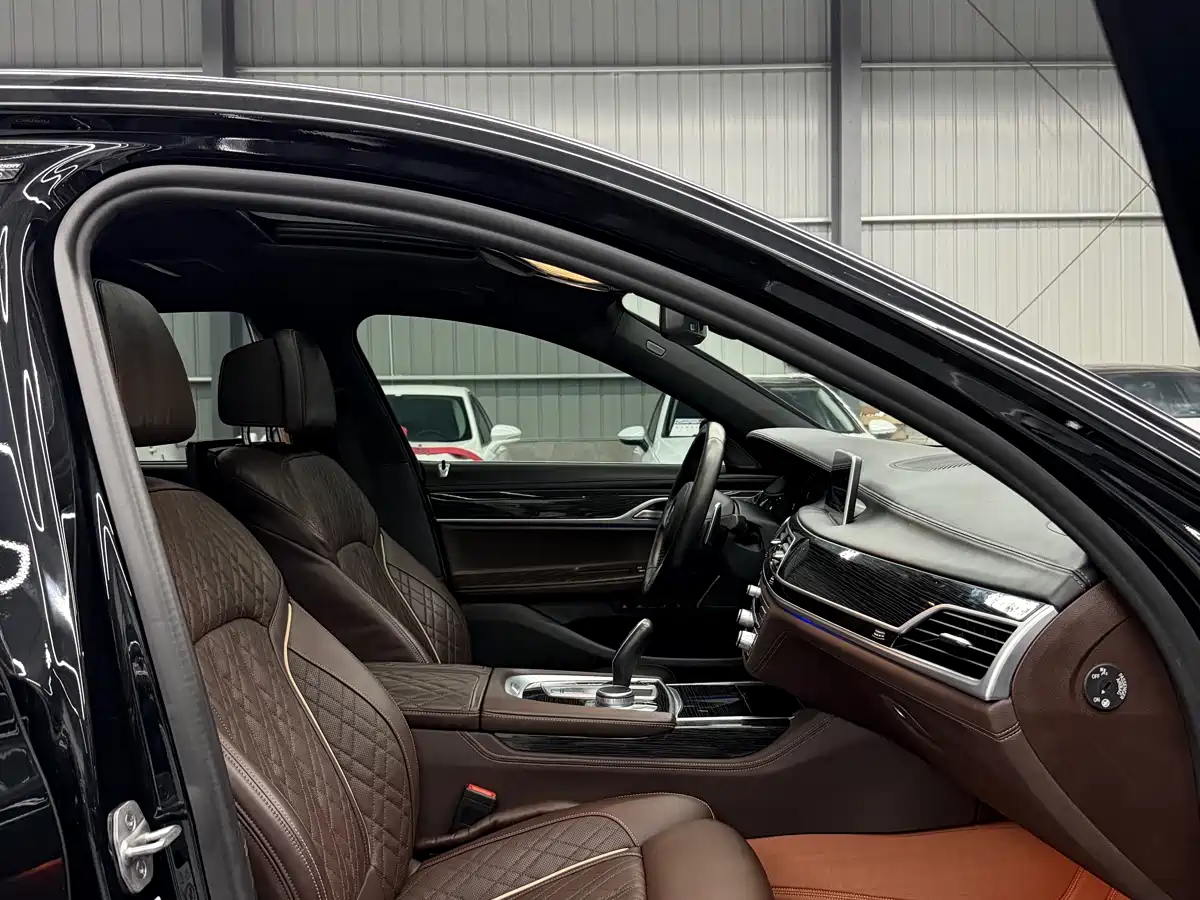 BMW 7 Series 2022 740Li Exclusive M Sport Package фото 15