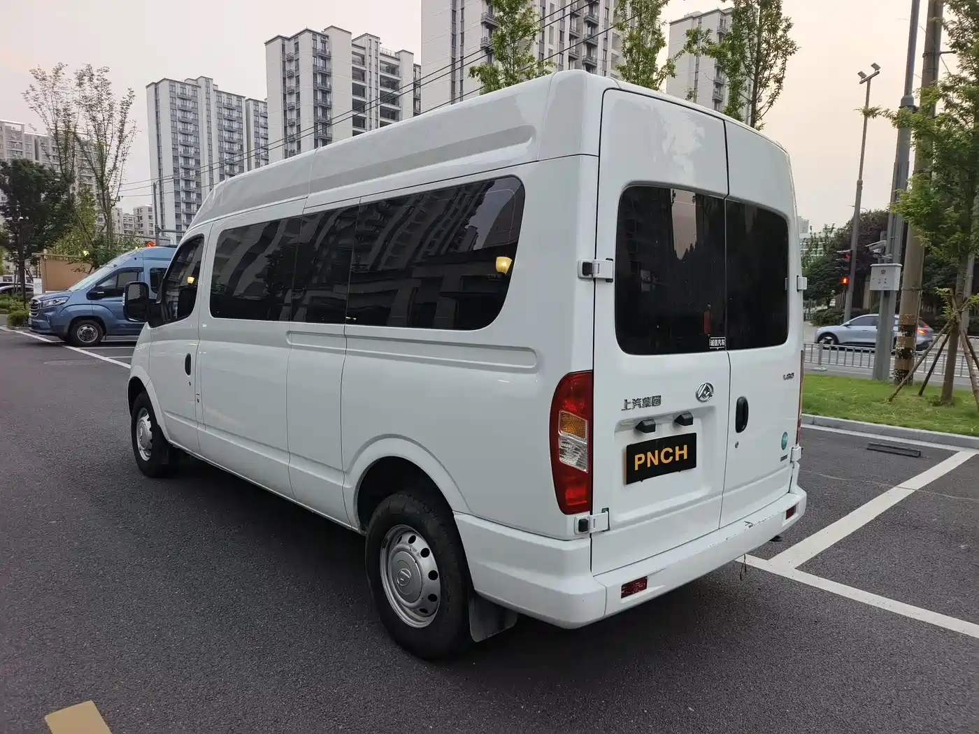 SAIC Maxus Xintu V80 2024 Aoyun 6AMT Long Wheelbase Medium Roof 147Ps 6/7/8/9-seater фото 14