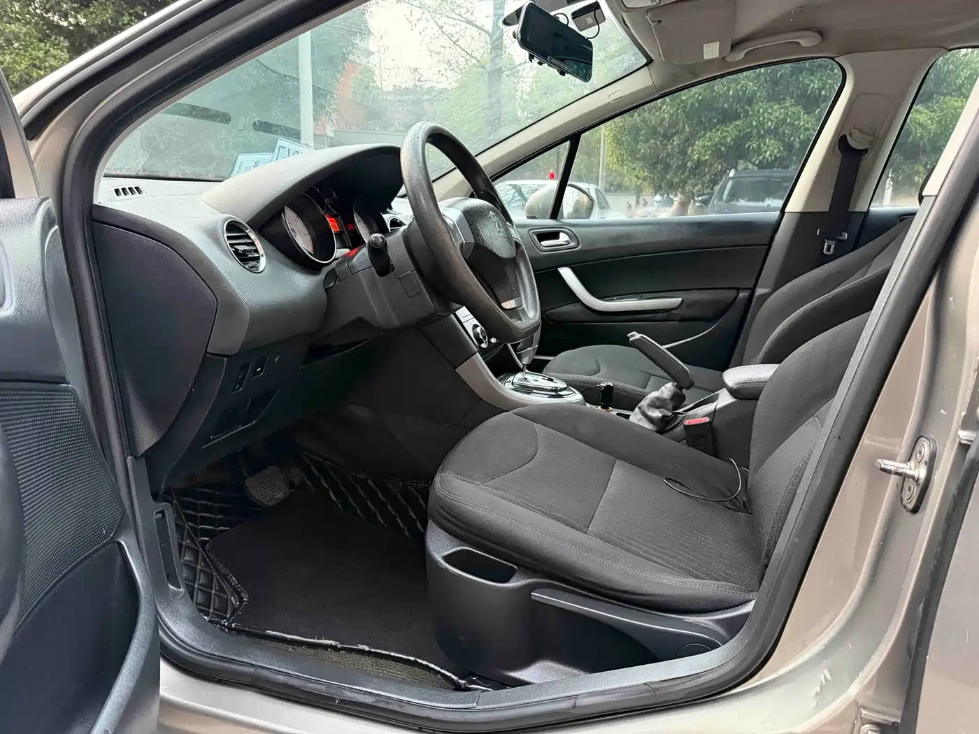 Peugeot 408 2013 2.0L Automatic Comfort Edition фото 8