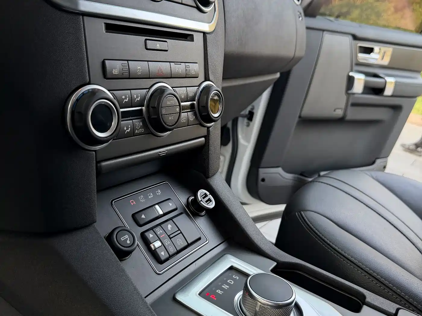 Land Rover Discovery 2015 3.0 SDV6 HSE Diesel фото 25