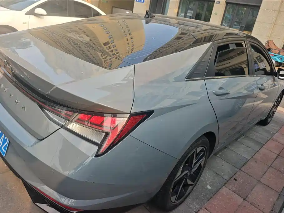 Hyundai Elantra 2021 1.5L CVT LUX Premium Edition фото 3