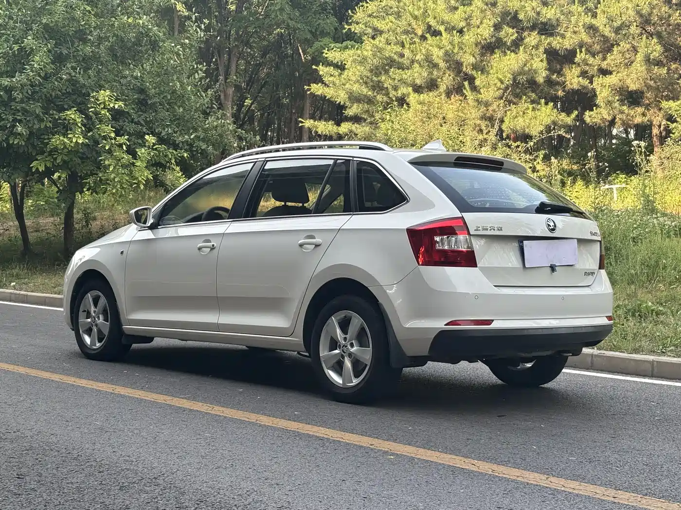 Škoda Skoda Rapid Spaceback 2014 1.6L Automatic Joy Edition фото 4