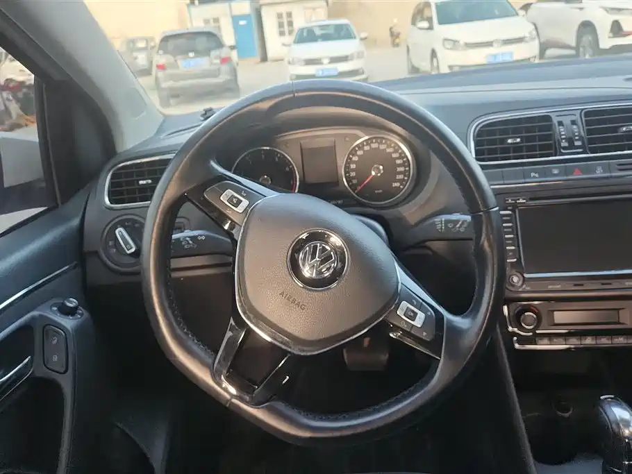 Volkswagen Polo 2014 1.6L Automatic Luxury Edition фото 15