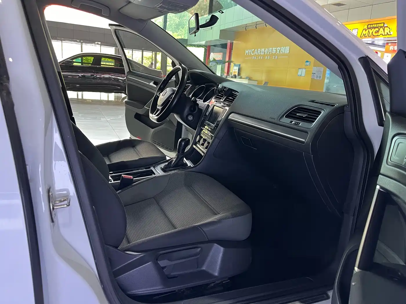 Volkswagen Golf 2017 230TSI Auto Comfort Millionth Anniversary Edition фото 26