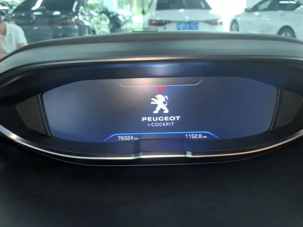 Фото 8 - Peugeot 5008