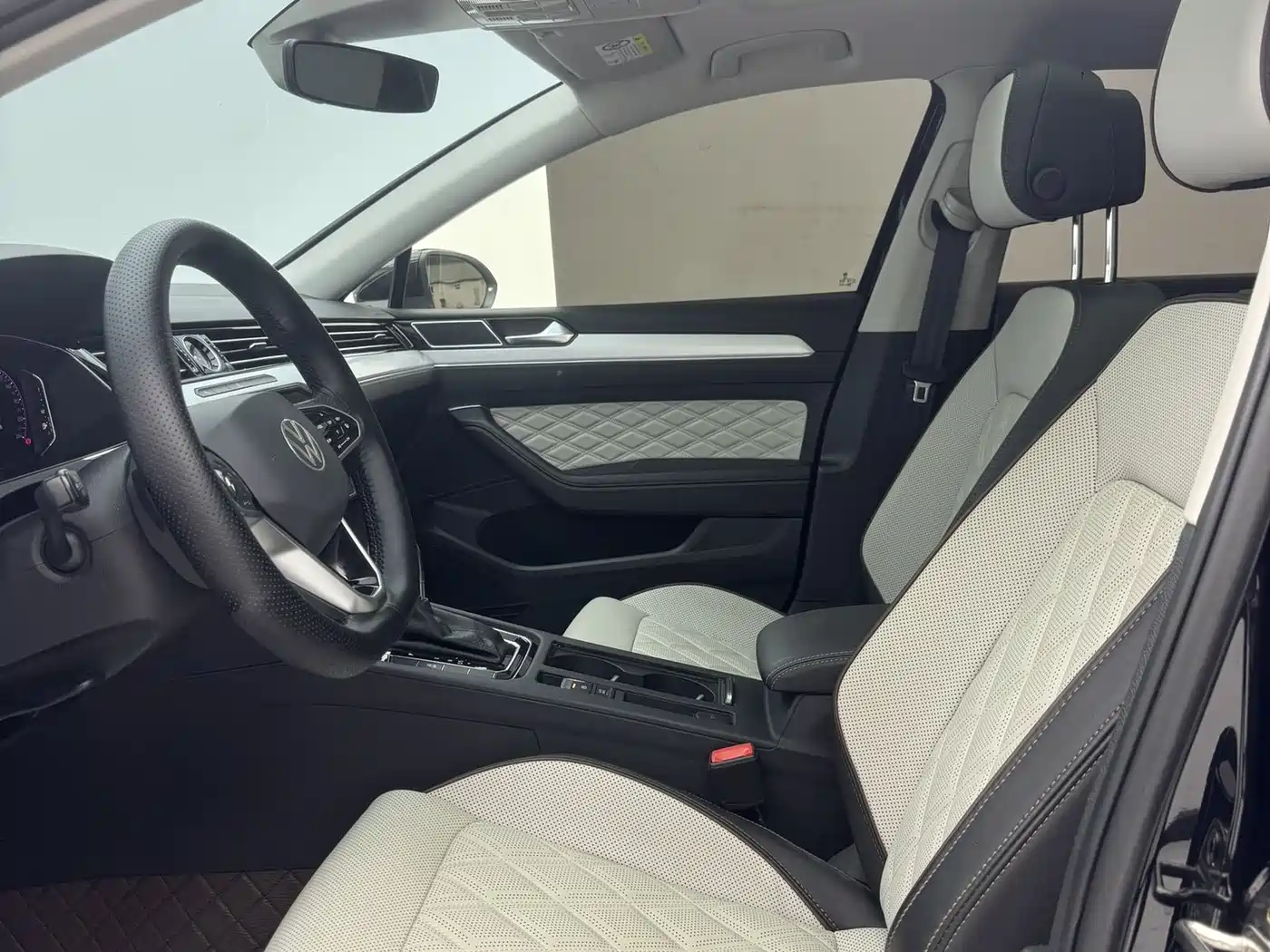 Volkswagen Magotan 2023 Model 2 Million Commemorative Edition 330TSI DSG Luxury фото 7