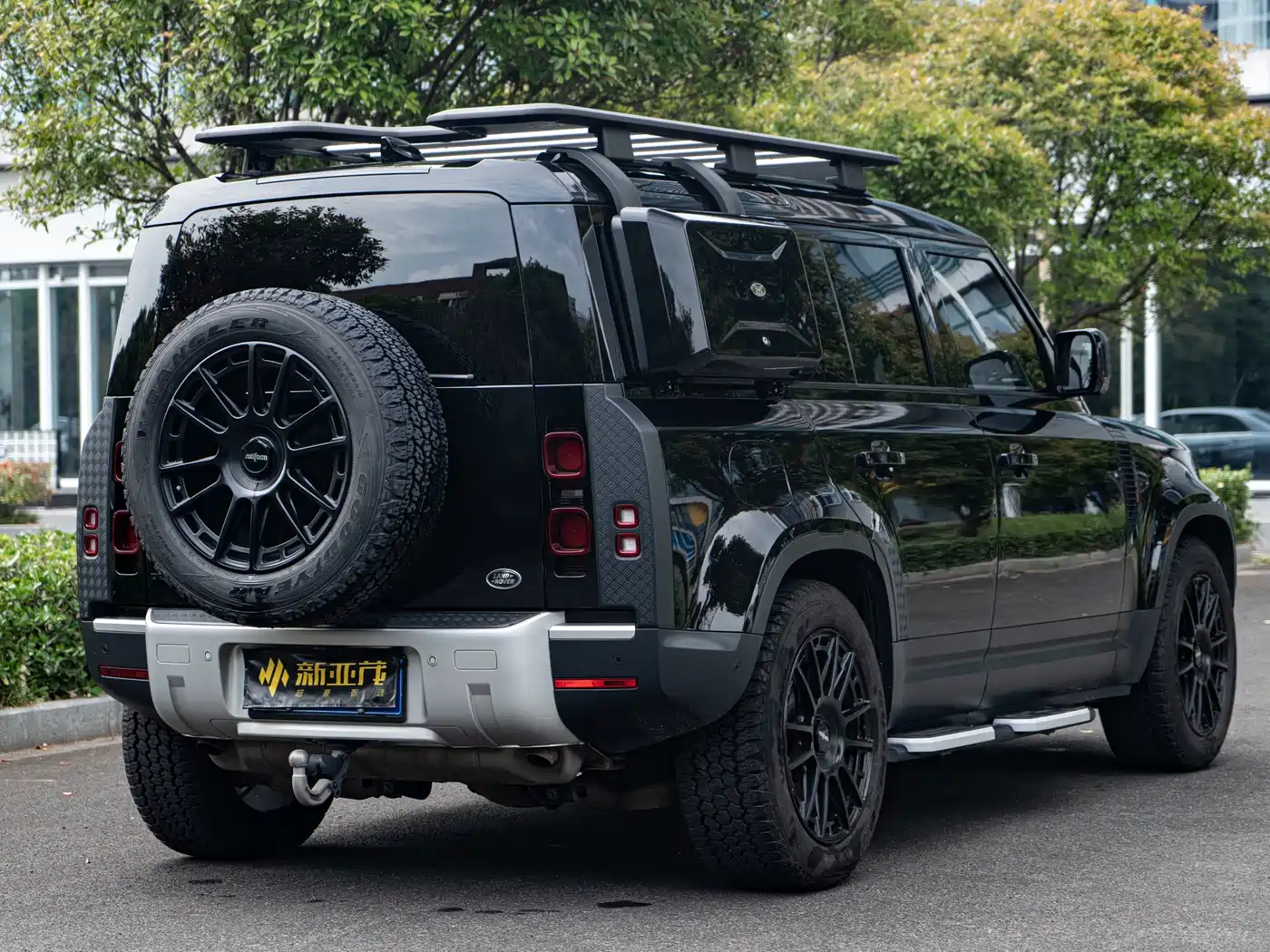 Land Rover Defender 2021 110 P400 Dark Special Edition фото 5