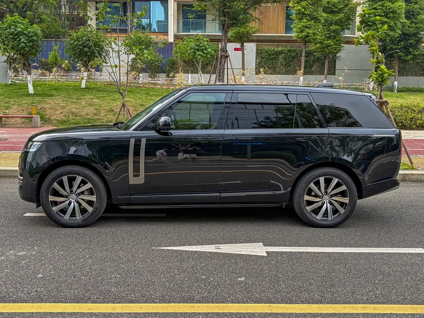 Land Rover Range Rover 2023 3.0 L6 400PS Golden Age 7-Seater Long Wheelbase фото 7