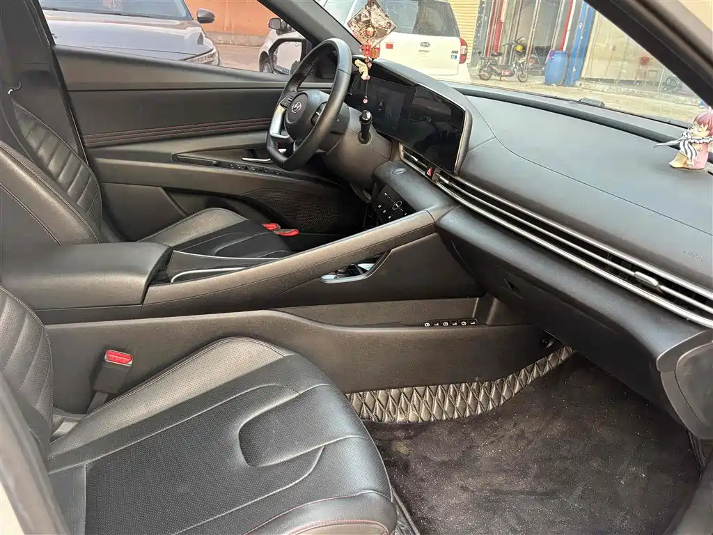 Hyundai Elantra 2022 1.5L CVT 20th Anniversary Edition фото 8